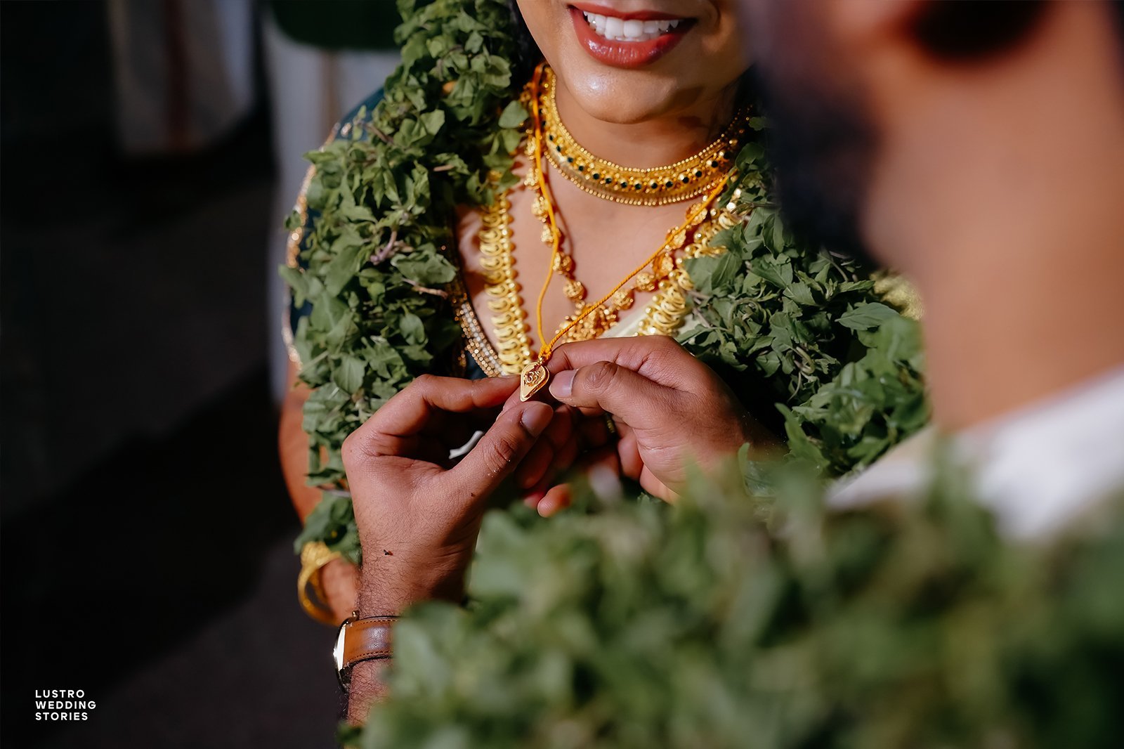 guruvayoor wedding Groom tying the thaali (mangalsutra) around the bride's neck during the sacred thaali pooja ritual at Guruvayoor temple marriage